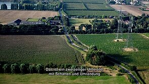 Screenshot einer Sendung mit eingebrannten Forced Narratives mit schwarzer Umrandung und Schattenwurf